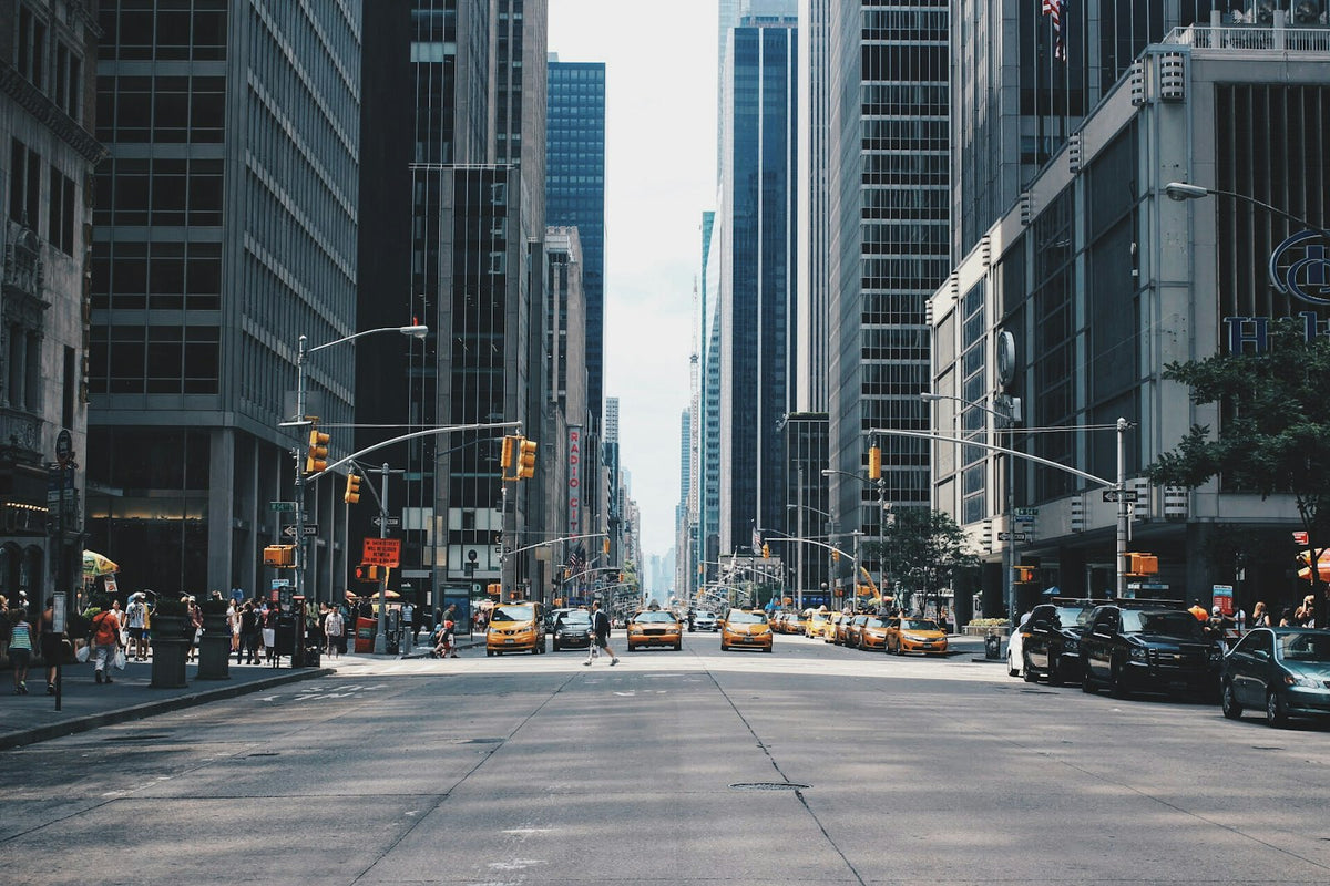 Rue animée entre les immeubles d'une grande ville