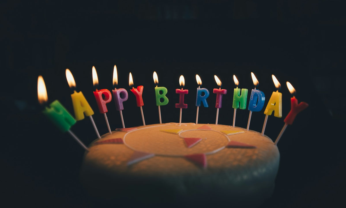 Gâteau d'anniversaire avec bougies allumées