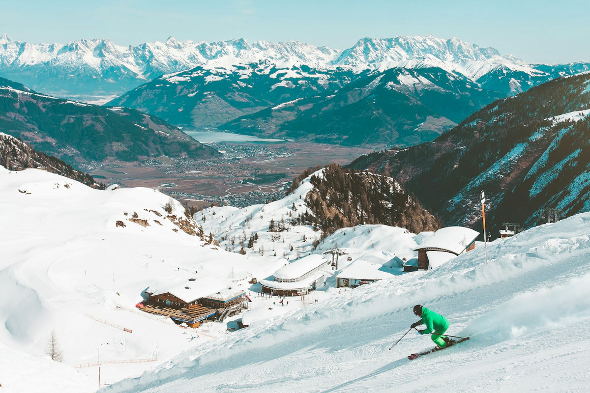 Skieur sur une piste enneigée en montagne