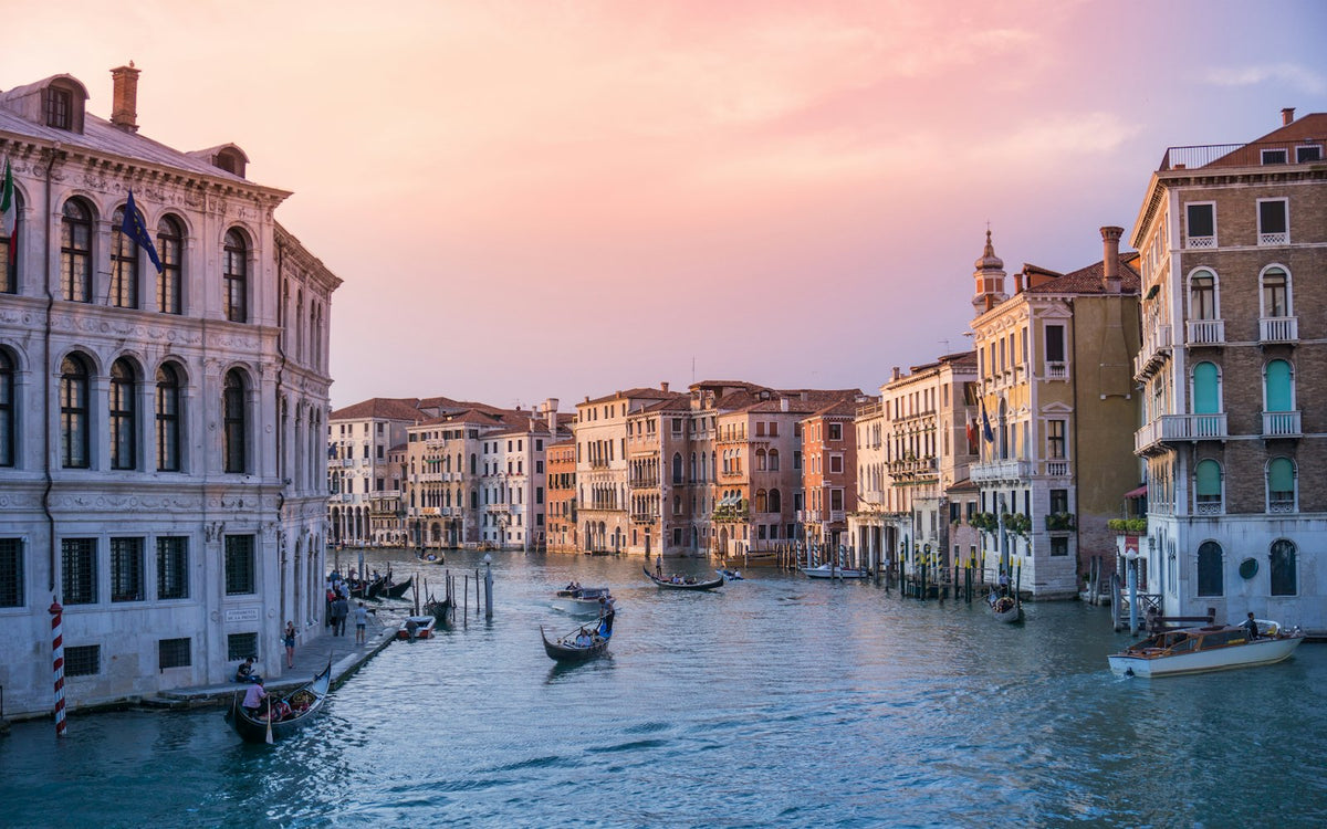 Gondoles sur le Grand Canal de Venise au coucher du soleil