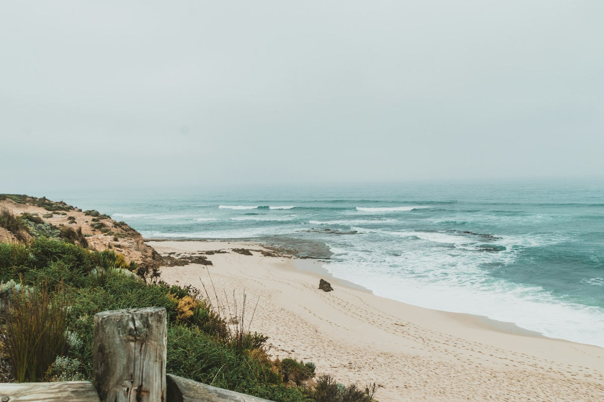 Bord de mer et vagues sur la plage