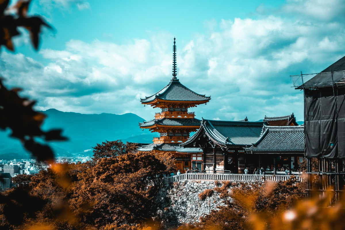 Pagode japonaise sous un ciel bleu