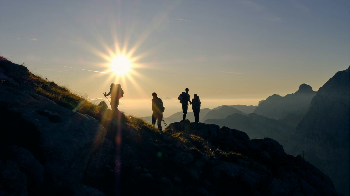 Randonneurs au sommet d'une montagne au-dessus des nuages