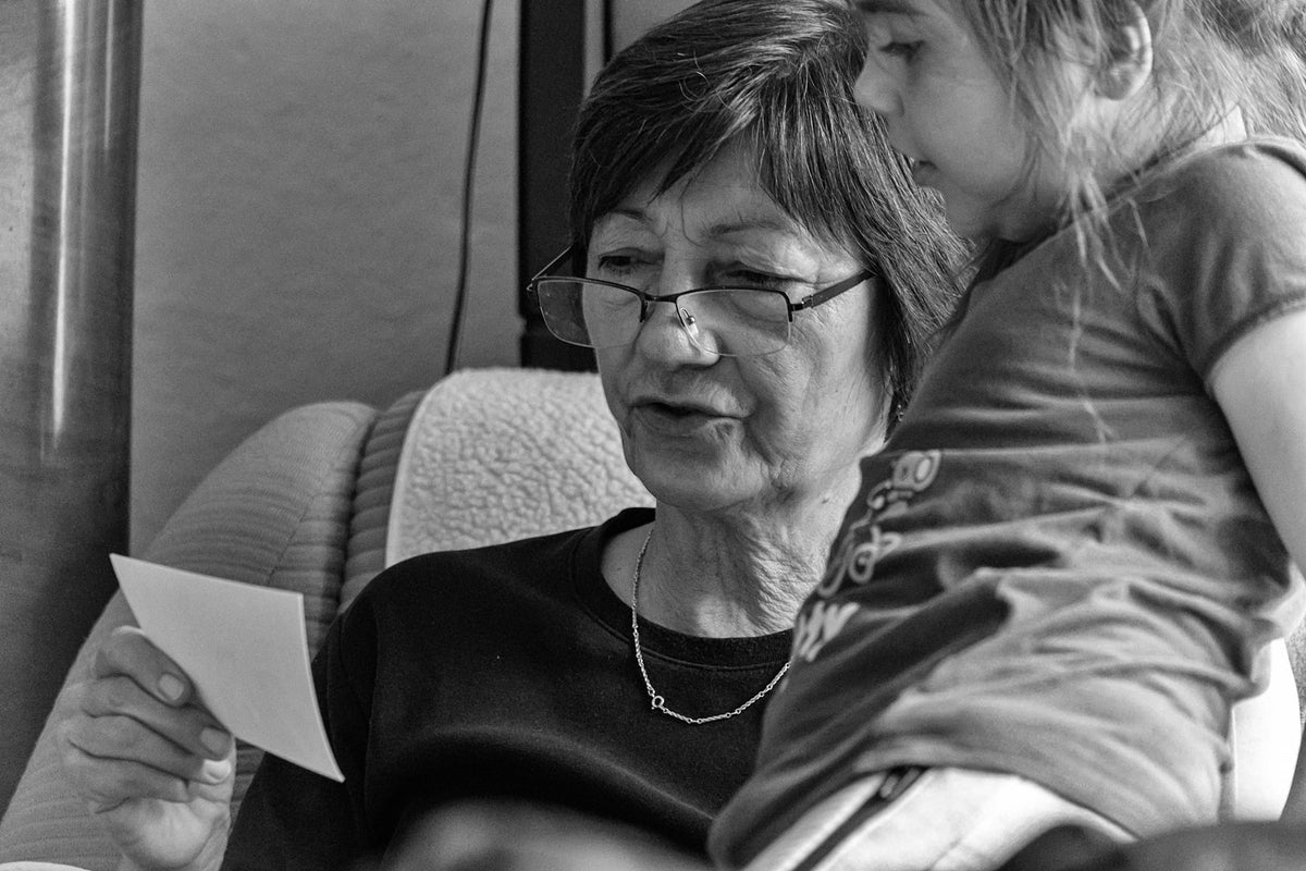 Grand-mère et petite-fille assises ensemble sur un canapé