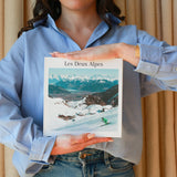 Une femme tient un album photo Tipii’
